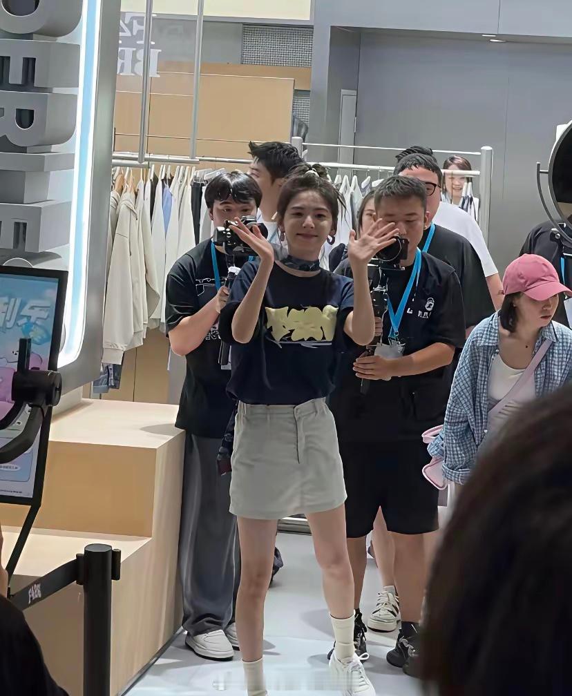 这有80斤吗？章若楠本人比照片还要美啊，妆容加上精致的五官，还有这浓密的头发 