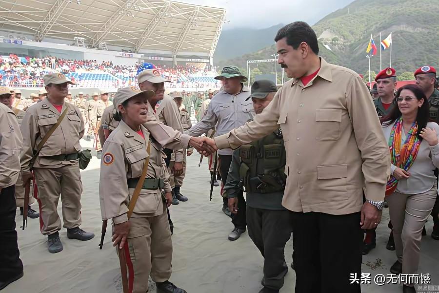 马杜罗和士兵们握手的画面，看起来特别的平易近人，非常的接地气，马杜罗的身材特别的