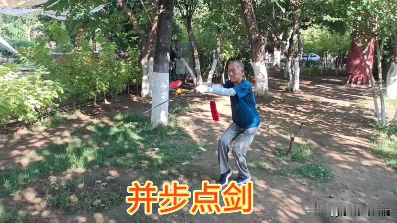 大爷晨练独特的玩法舞空竹太极剑二十四式！