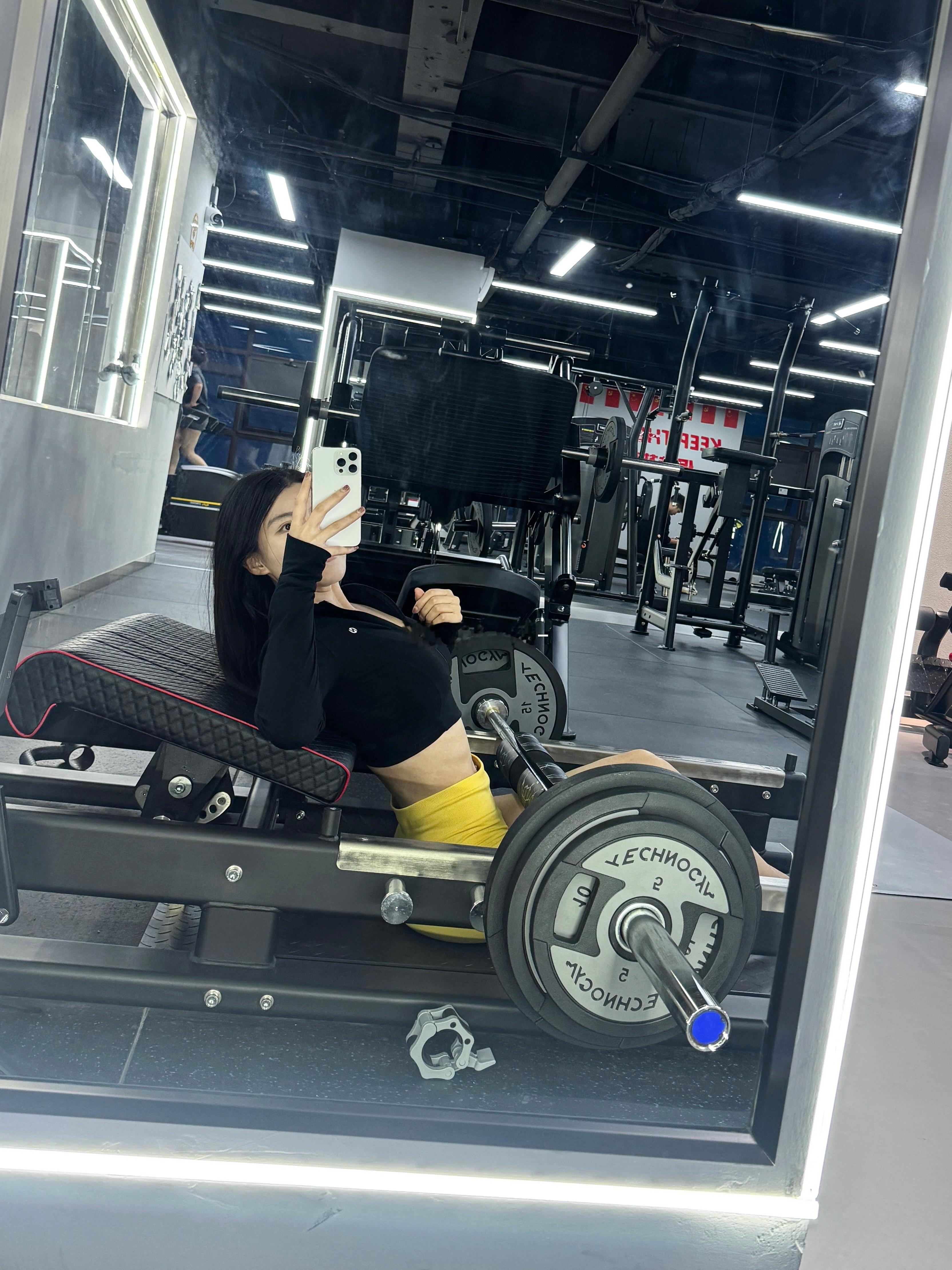 拍拍照就行，你别真练上了运动打卡健身运动就是坚持蜜桃臀腰臀比