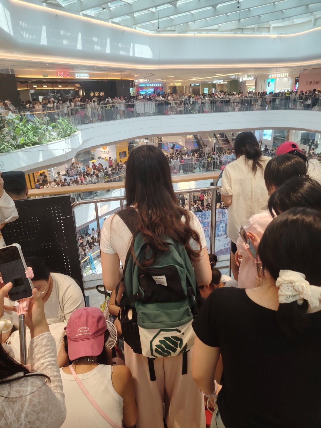 好吓人啊。。。。六楼到底能看到什么。。。。而我呢只是一个单纯来吃饭的小女孩 