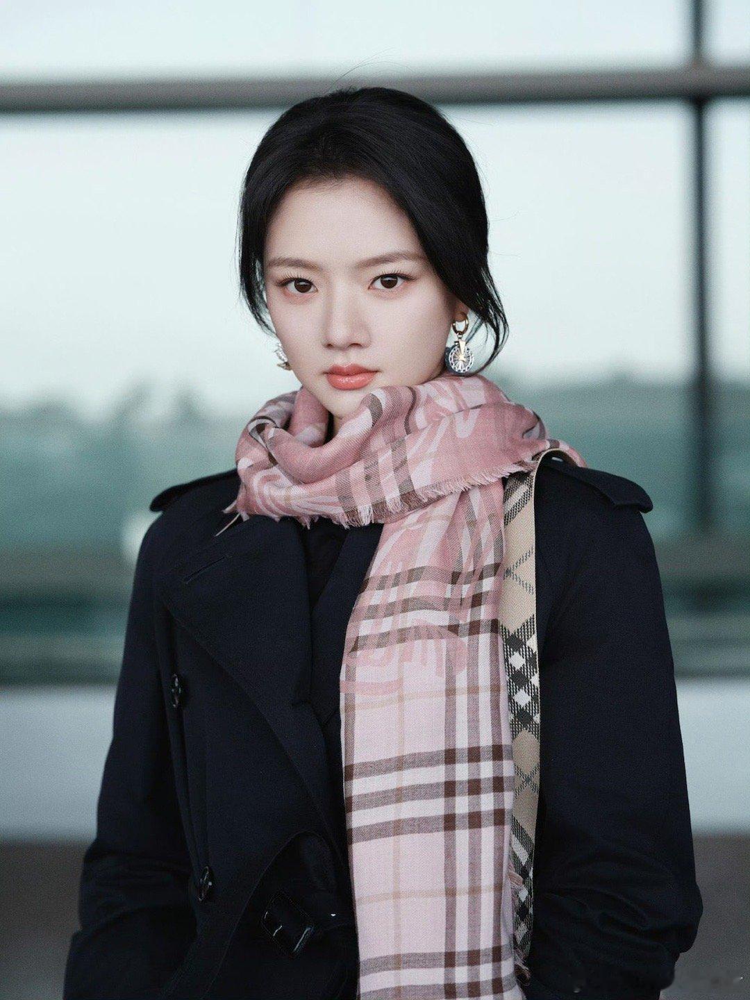 任敏出发伦敦时装周任敏出发伦敦时装周机场路透 任敏这身造型也太美了，粉格围巾点亮