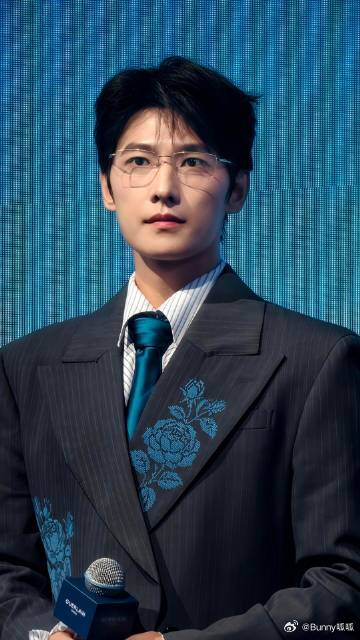 杨洋把眼镜焊在脸上谁能抗拒杨洋的眼镜造型，柔和斯文的外表下藏着强大气场，一举一动