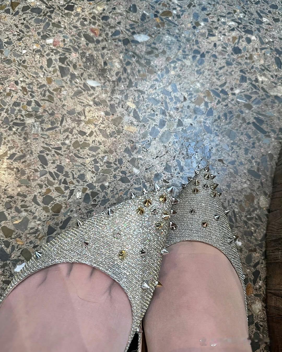 穿上这个鞋子就不怕被人踩了吧 