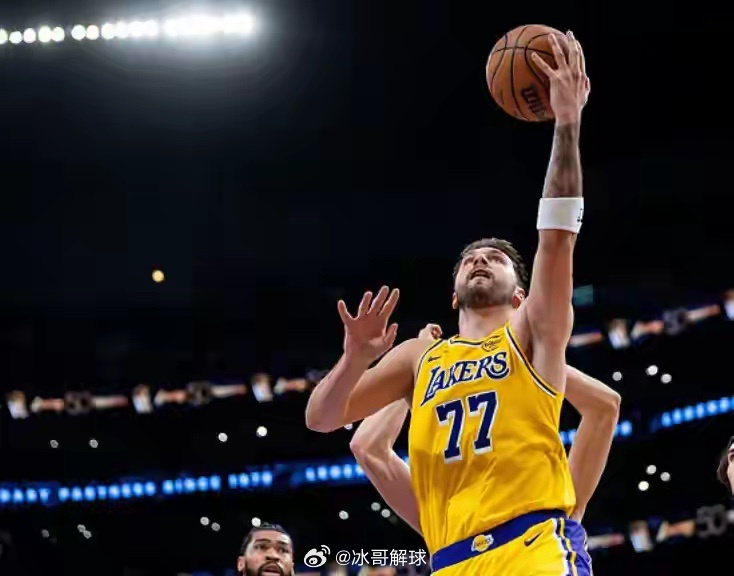 3月13日，湖人主场142-130轻取公牛，豪取4连胜，战绩升至41胜25负，反