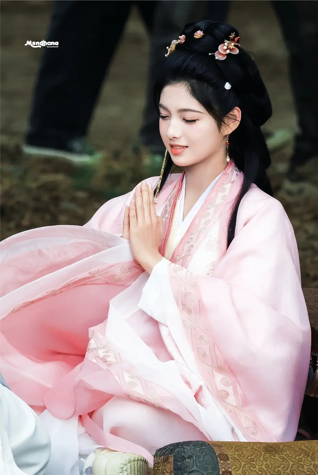粉色娇嫩你如今几岁了？少女就应该找少女来演果然 这么土的荧光粉只有真少女穿才行 
