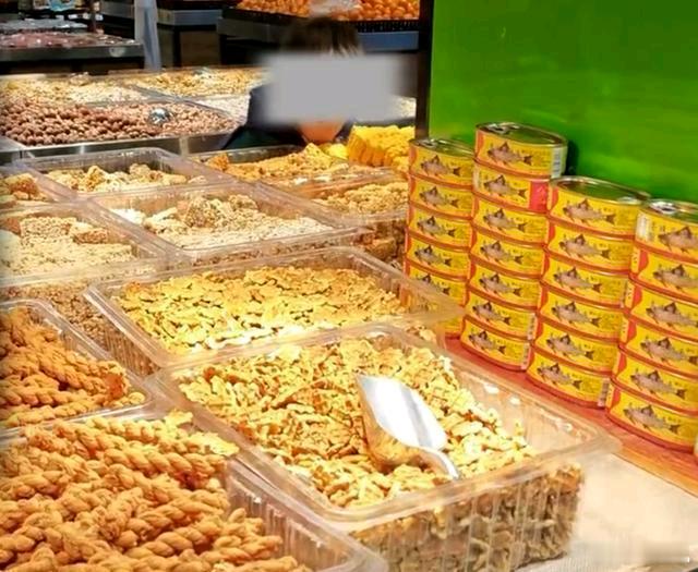 男孩挨个舔食超市散装糕点熊孩子近日，江西九江，一男孩挨个舔食超市散装糕点。12月