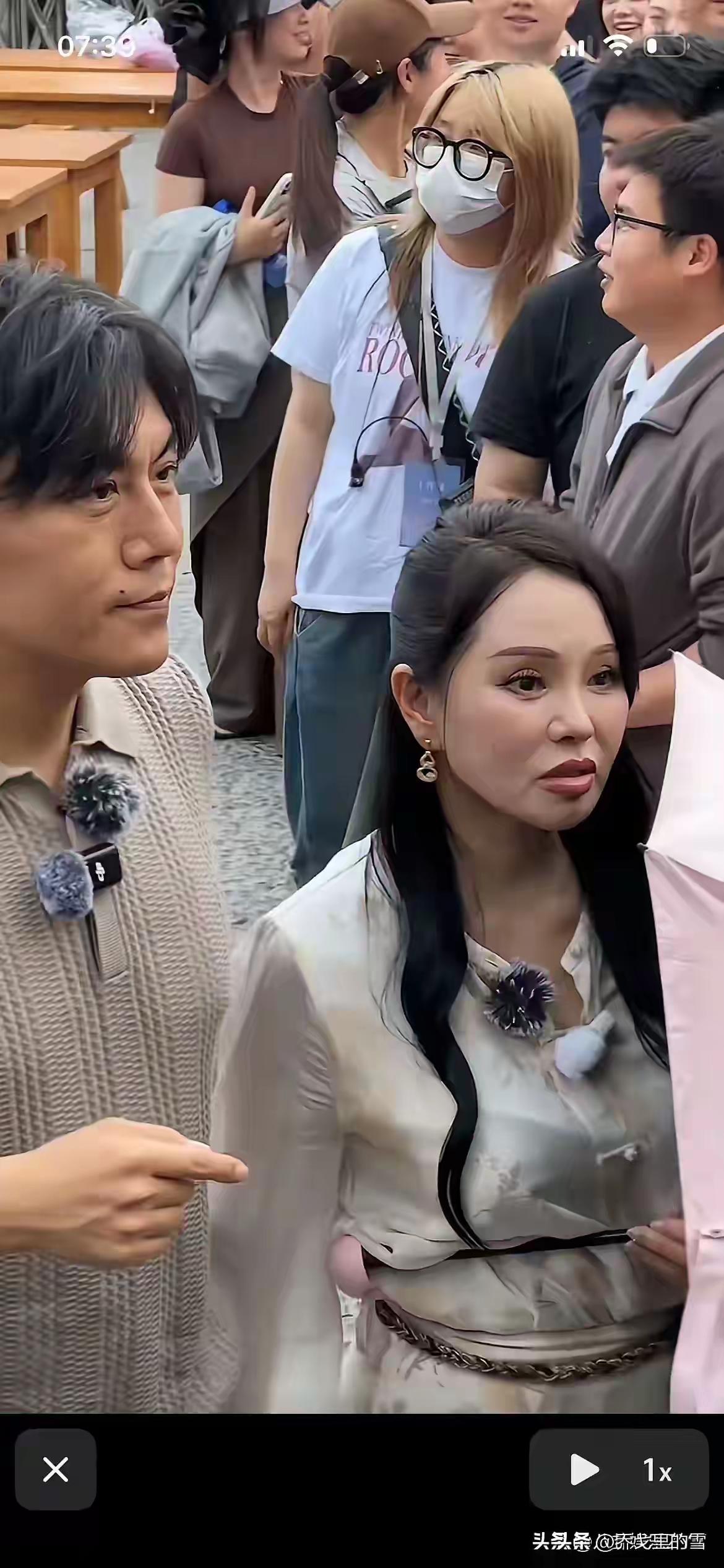 伊能静以“公主”自居，靠的是体态，
温碧霞以“少女”自称，靠的装扮和老公陪衬，
