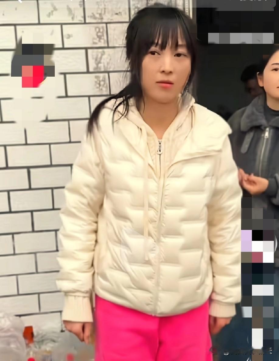 呆呆都说了，她家的刨猪汤宴昨晚就正式结束了。可是今天还有好多人把车停到她家门口直