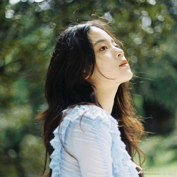 欧阳娜娜这才是我想要的游客照好喜欢欧阳娜娜这种游客照，不刻意、不雷同，浑然天成的