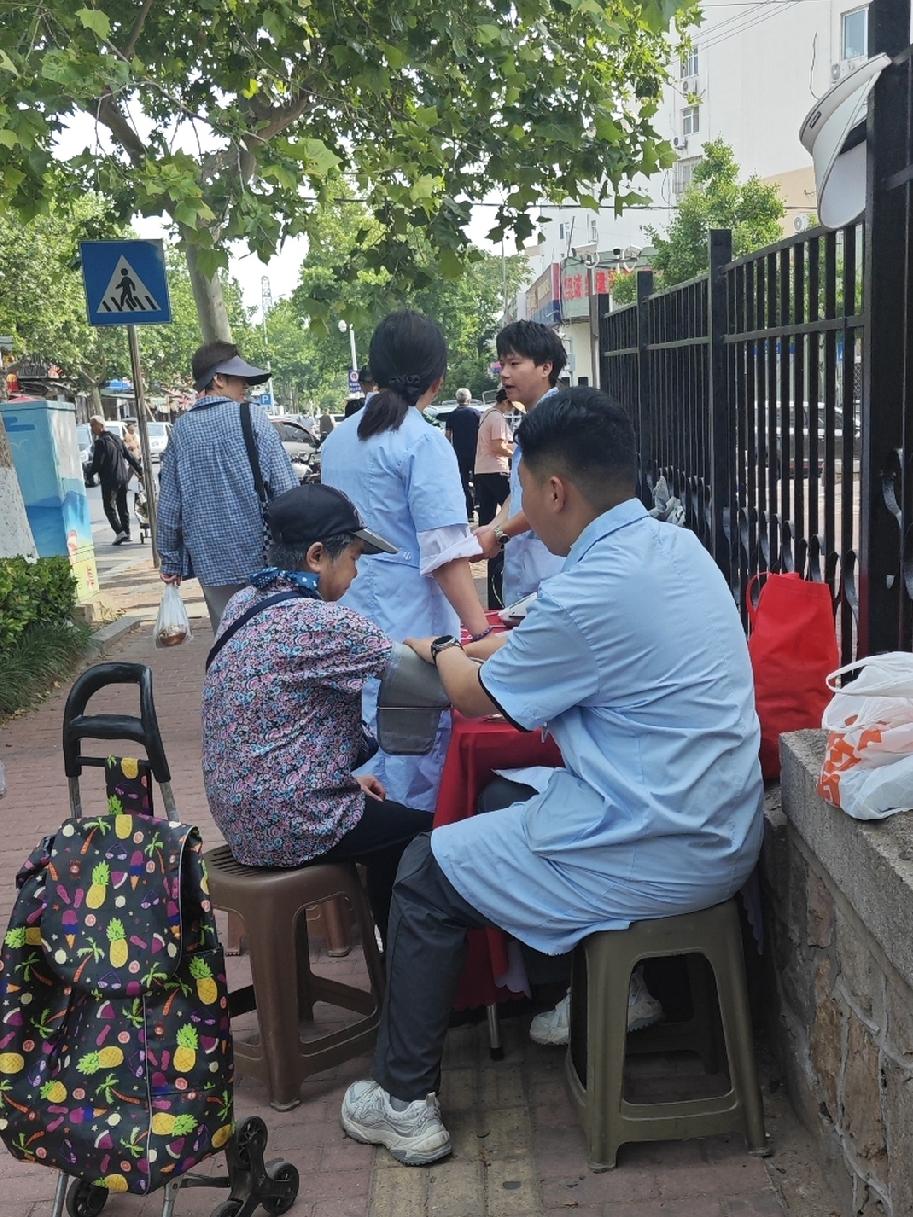 人家工作人员可热情了，看到有人路过就上前招呼：免费测量血压，不用登记，不用留手机