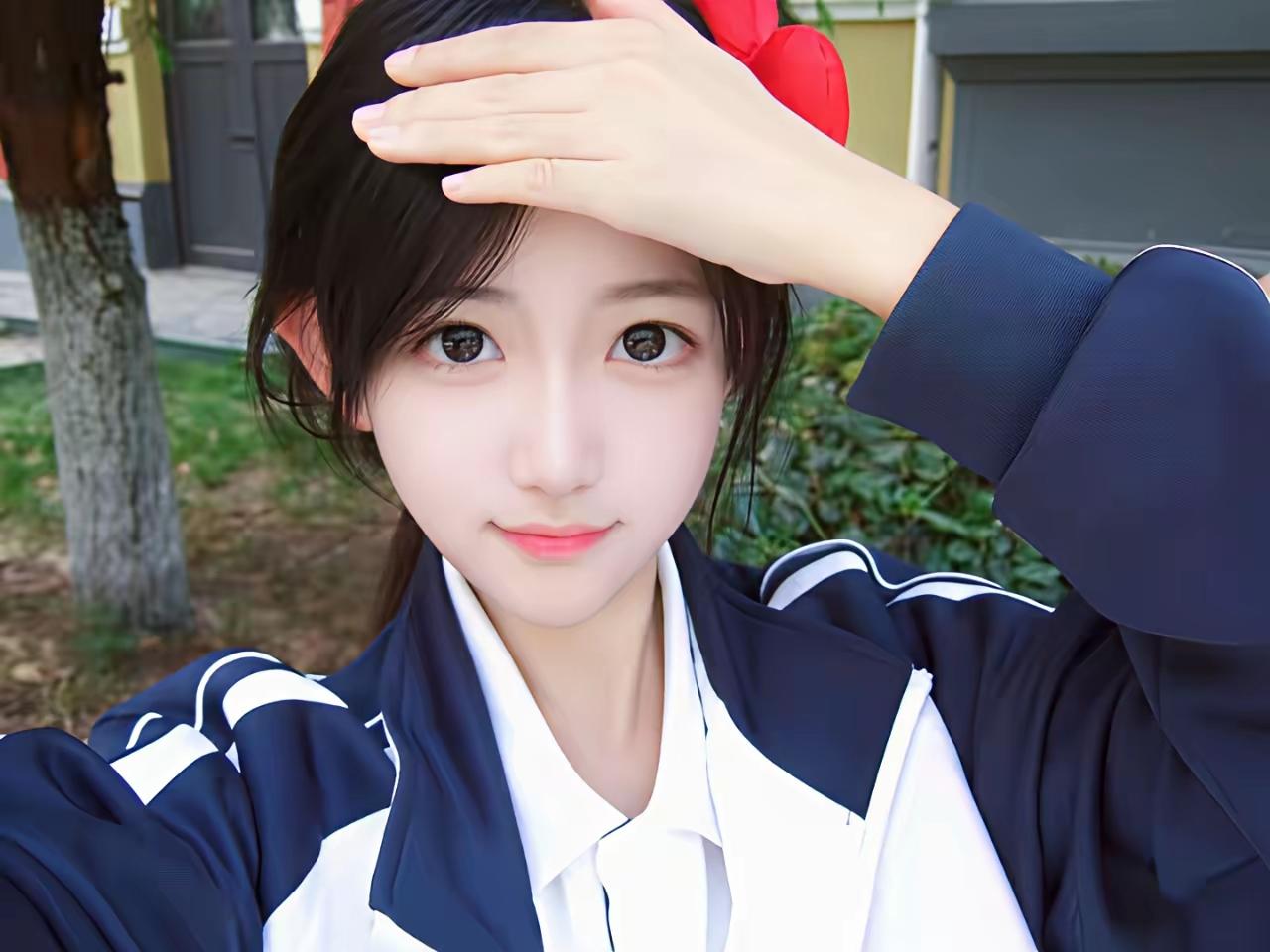 藏在校服里的少年感，红蝴蝶结系住了夏日的清甜，抬手的瞬间，像撞见了青春里最明媚的