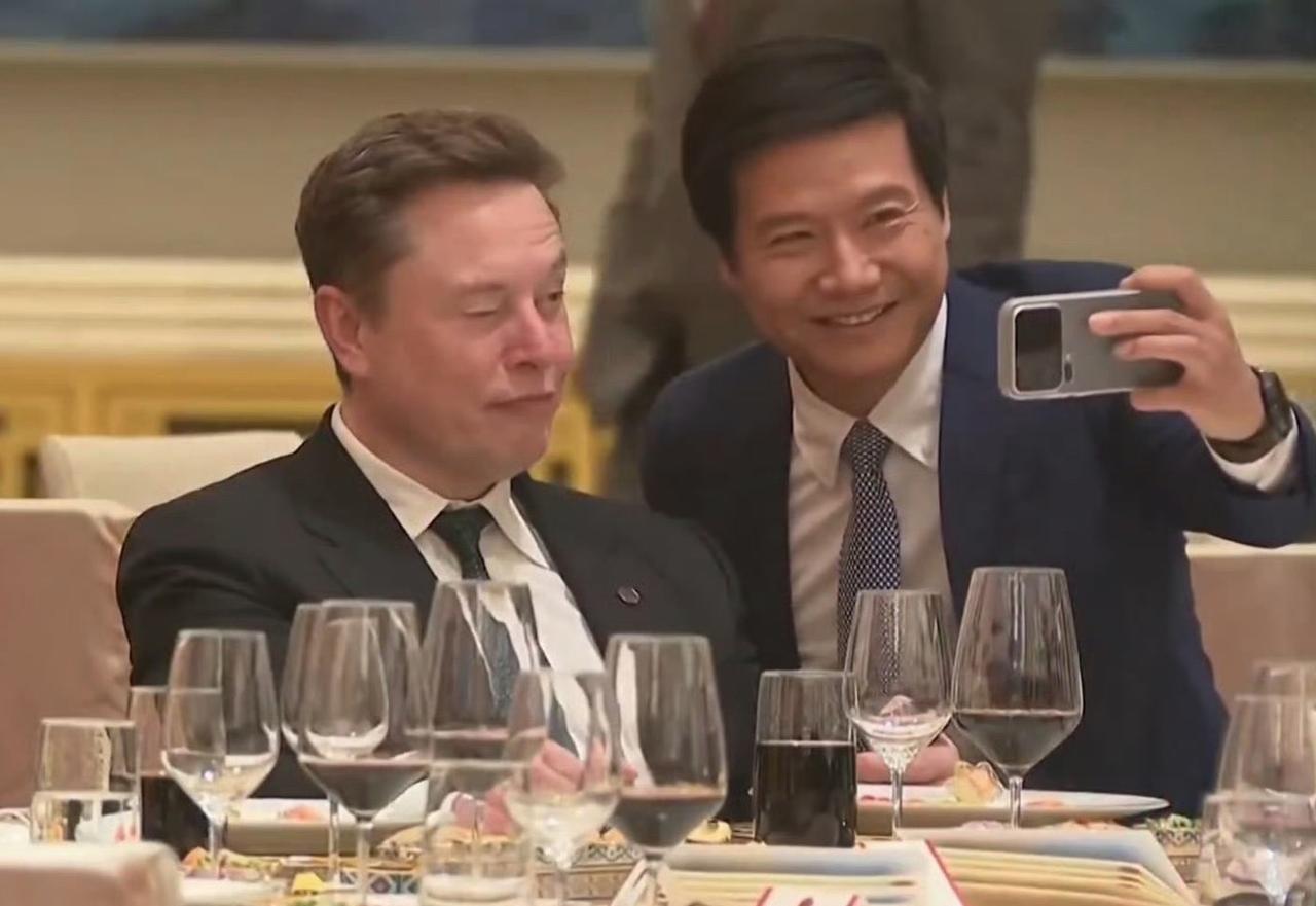 特朗普访华欢迎宴会上，雷军主动与埃隆·马斯克自拍合影，引发网友热议。

这次是雷