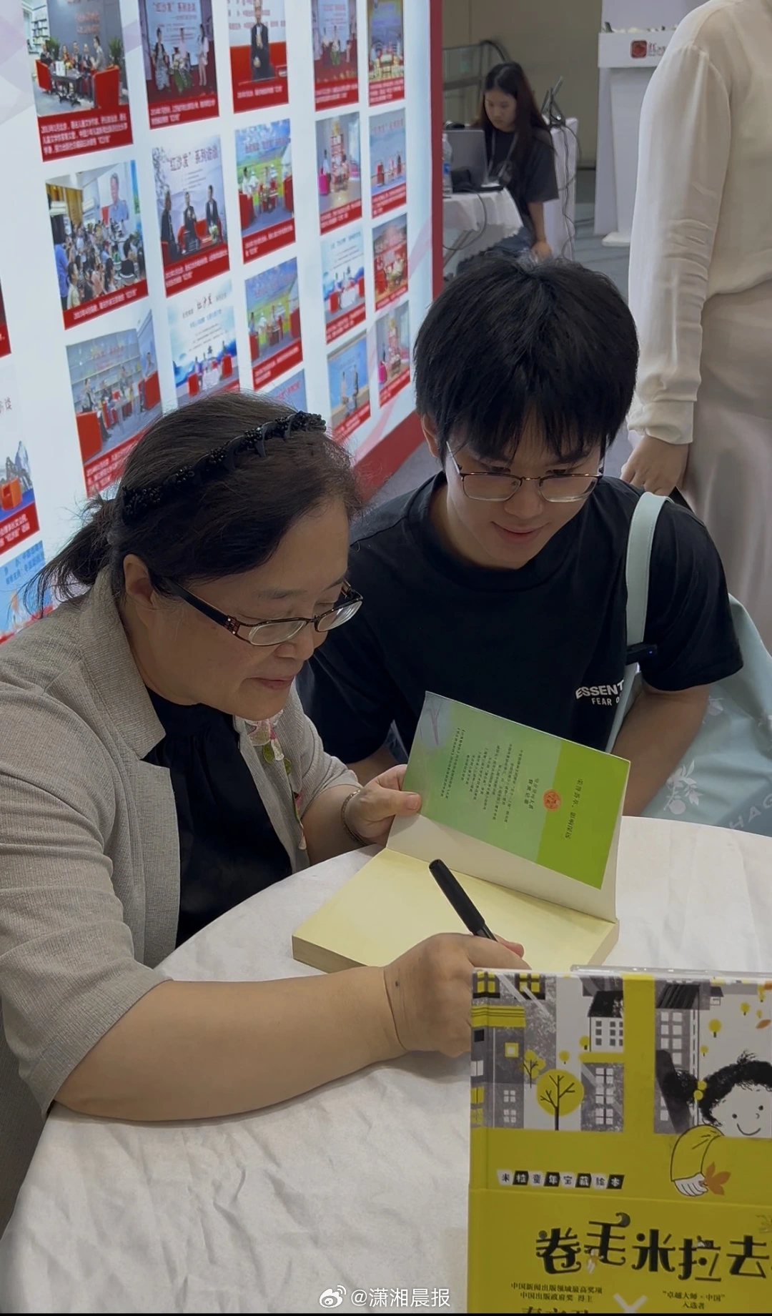 【秦文君新作亮相杭州书博会，#19岁少年带9年前旧书与作家赴约#】7月24日，第