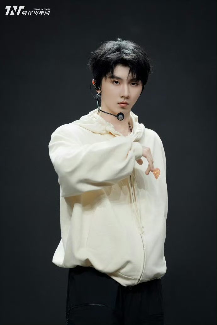 时代少年团六周年演唱会马嘉祺黑发  丁程鑫红发，宋亚轩黑发，刘耀文蓝紫发，张真源