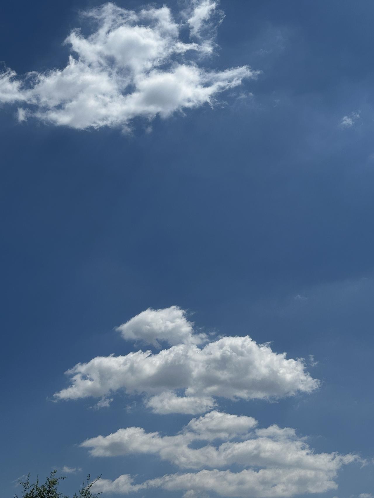 随手拍天津天空之镜天津市滨海新区天空中雨后的蓝天白云。