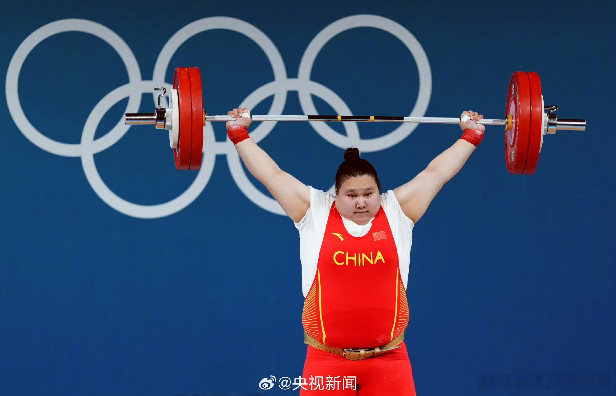 是能举起173kg杠铃的女孩，是可以埋在教练身上流泪的女孩，是会向全世界比心的女