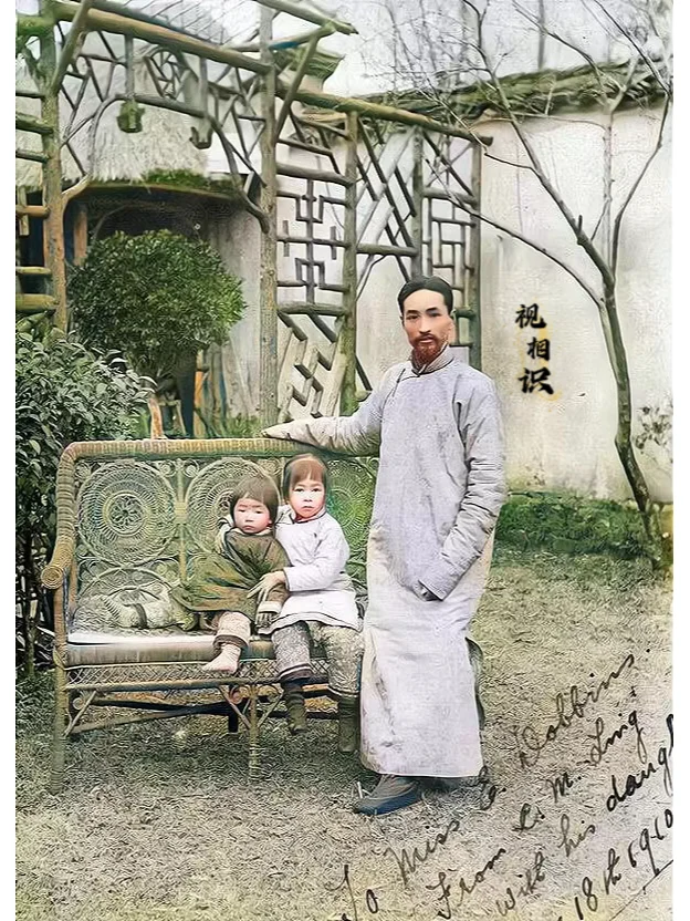 1907年，杭州，林徽因和她的亲妹妹林麟趾，与父亲林长民于家中的温馨合影，镜头中...
