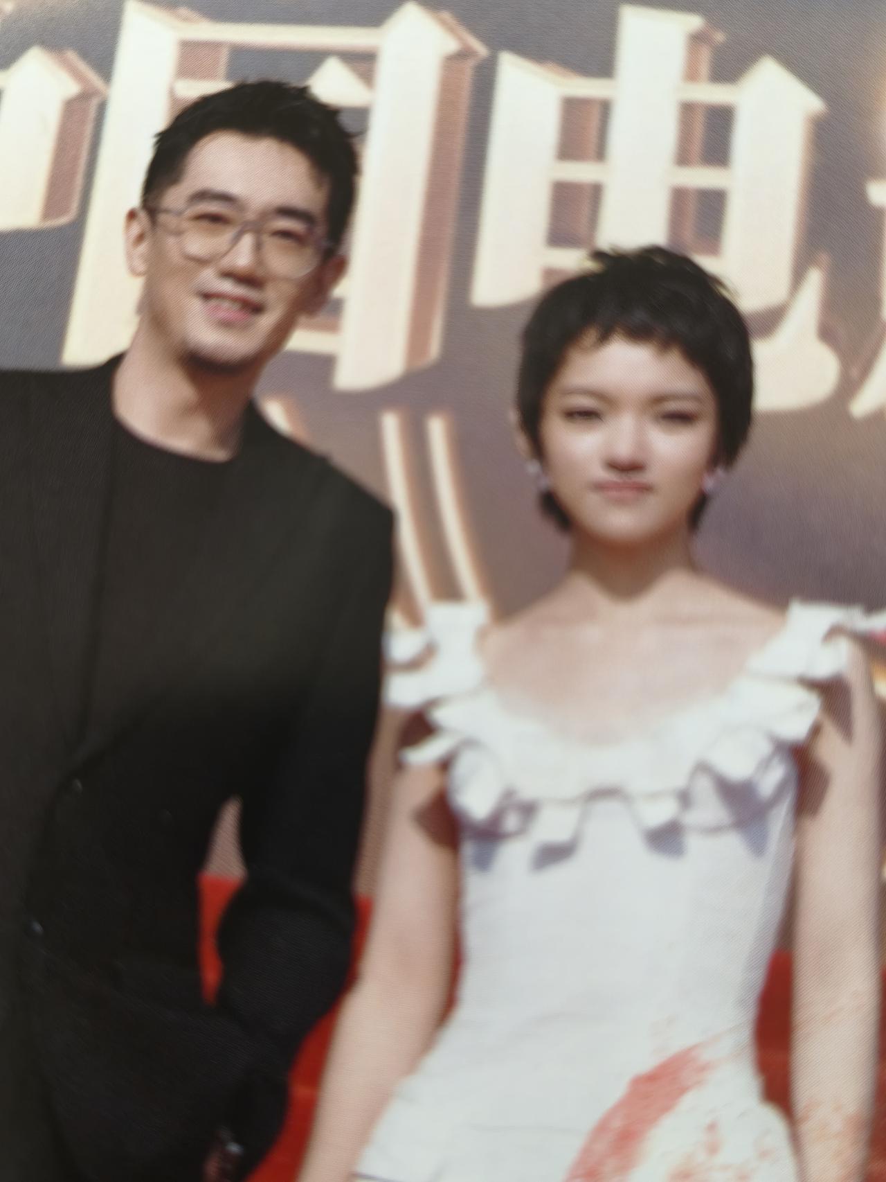 这两个演员是谁？女的是《山花烂漫时》里的谷雨吗？