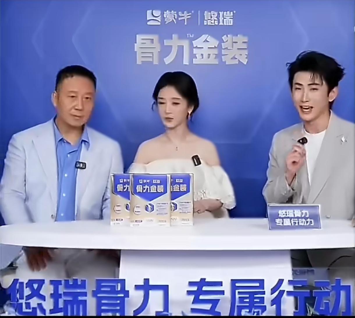 见面会落座瞬间杨紫随口提醒爸爸把腿合上，接地气的小举动被大家戏称可爱女管严，爸爸