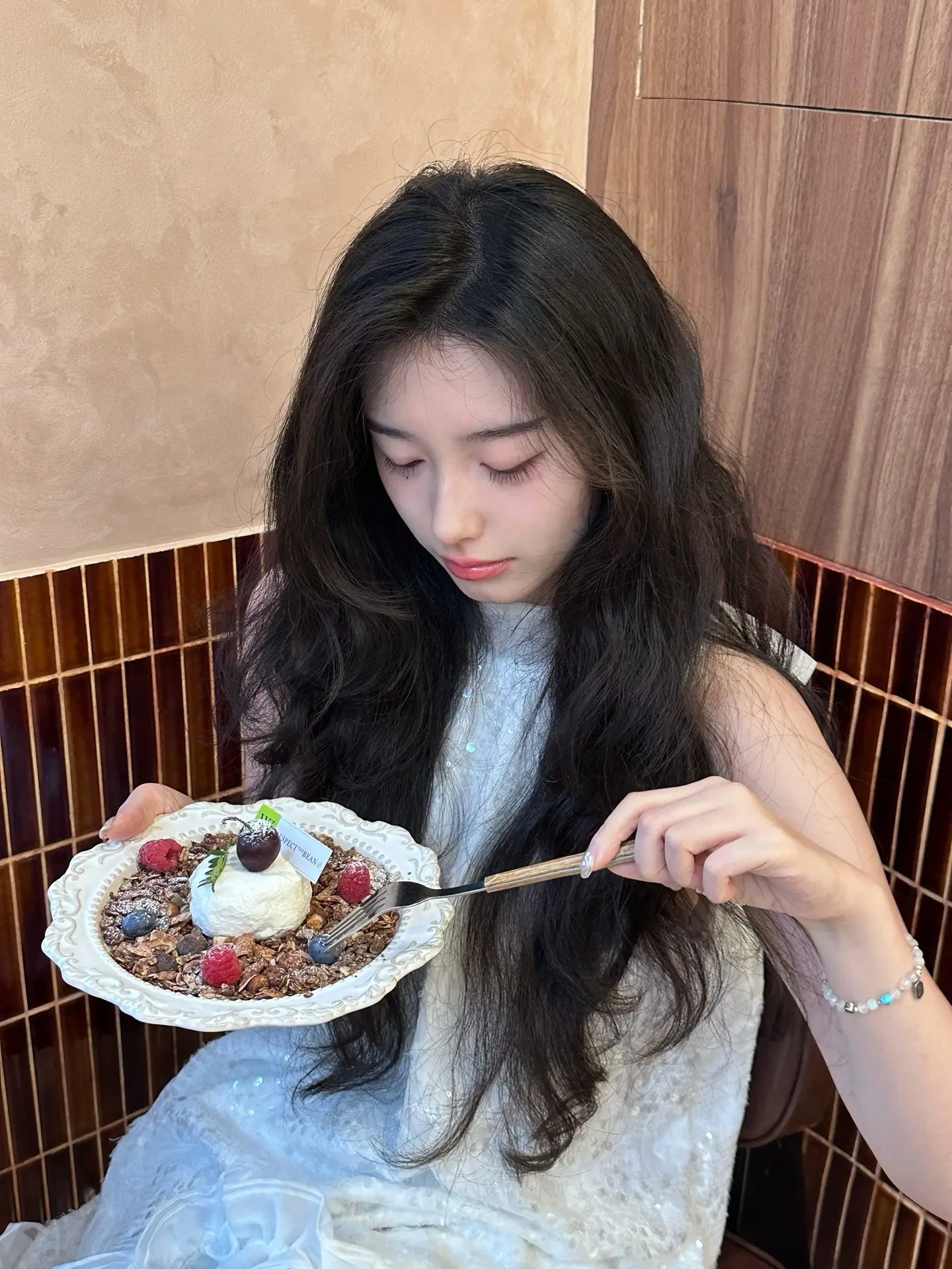 吃不吃蓝莓 我喂你。