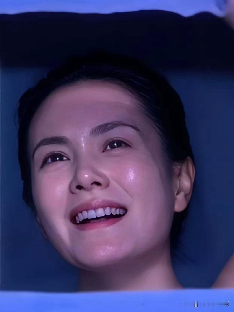 真是恋爱中的女人最美丽王菲这两天上热搜了去看男友的演唱会被拍到满脸崇拜眼神里藏不
