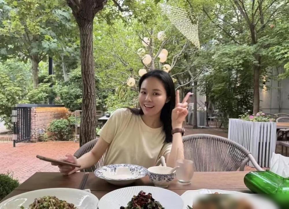 龚爽在助理眼中，是不好好吃饭的歌手，理由是龚爽接的工作，真的太忙了。

很多人看