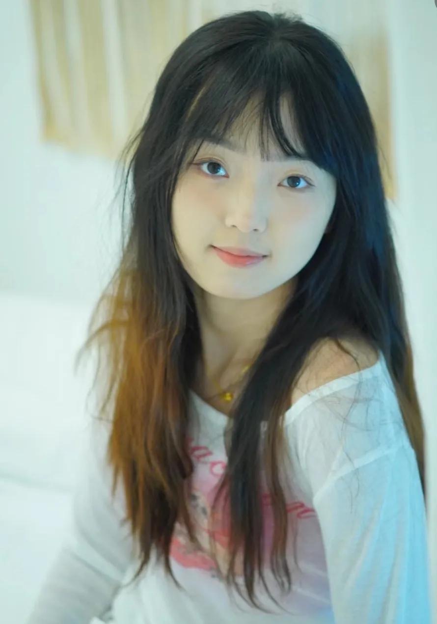 短发美人，清丽脱俗。白衣天使。