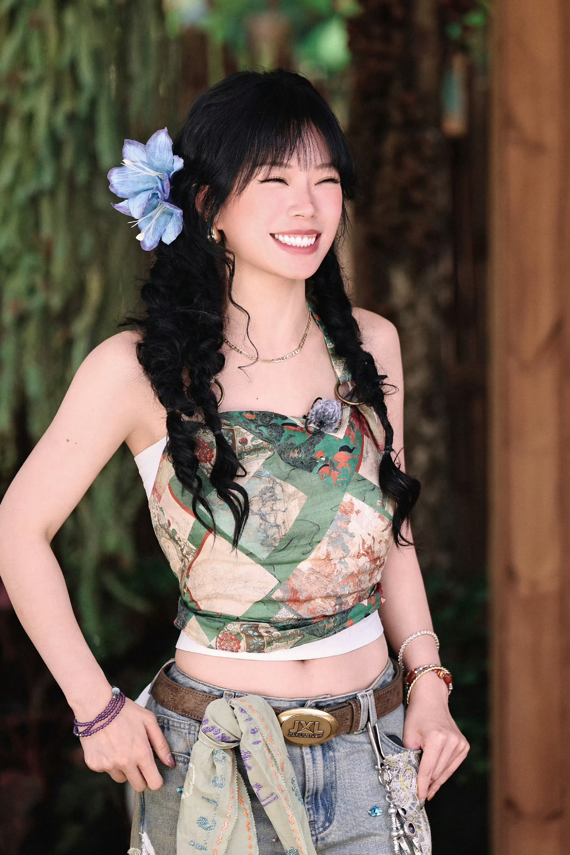 万妮达没敢认自己的歌这个线索说原唱就在现场，万妮达盯着图愣是半天没认出是自己的歌