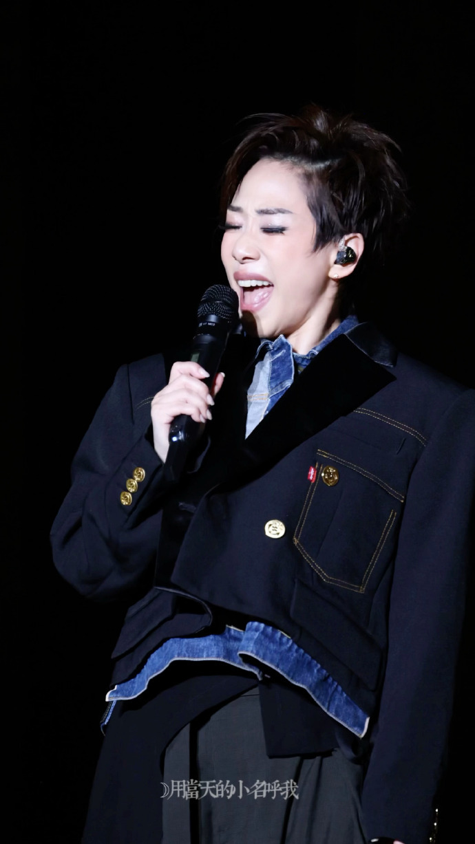 林忆莲舞台上的可爱动作 林忆莲舞台上唱歌时，不经意间的小动作太圈粉了！托脸显娇羞