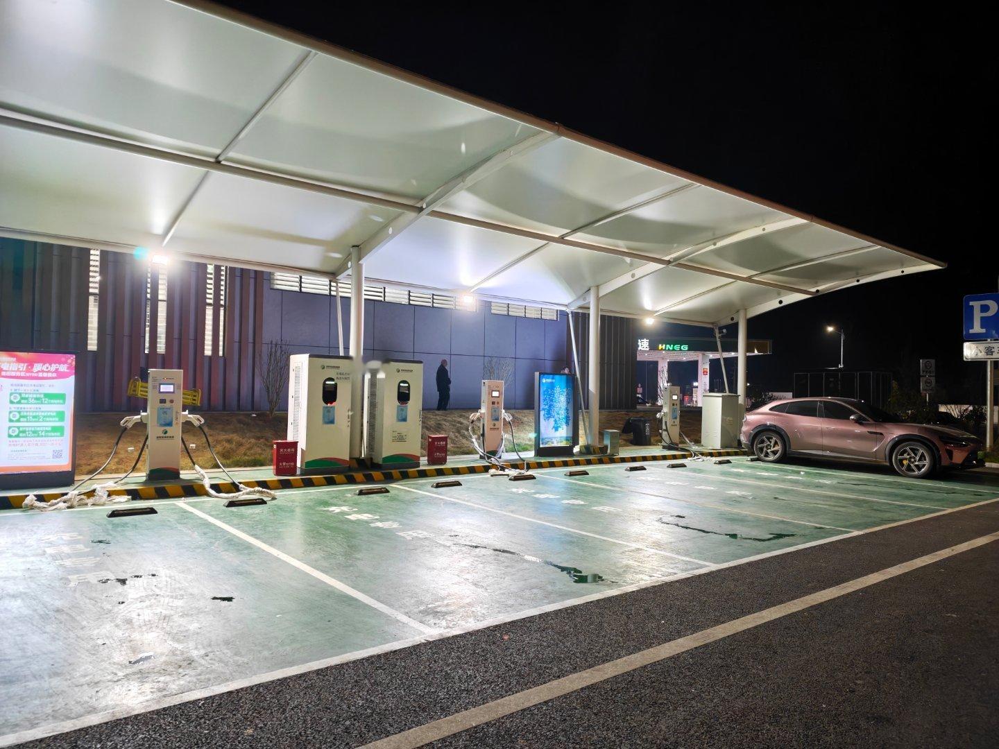 这不白焦虑了吗？今天这个高速服务区的充电站怎么车都没一辆来 随便充 邵阳
