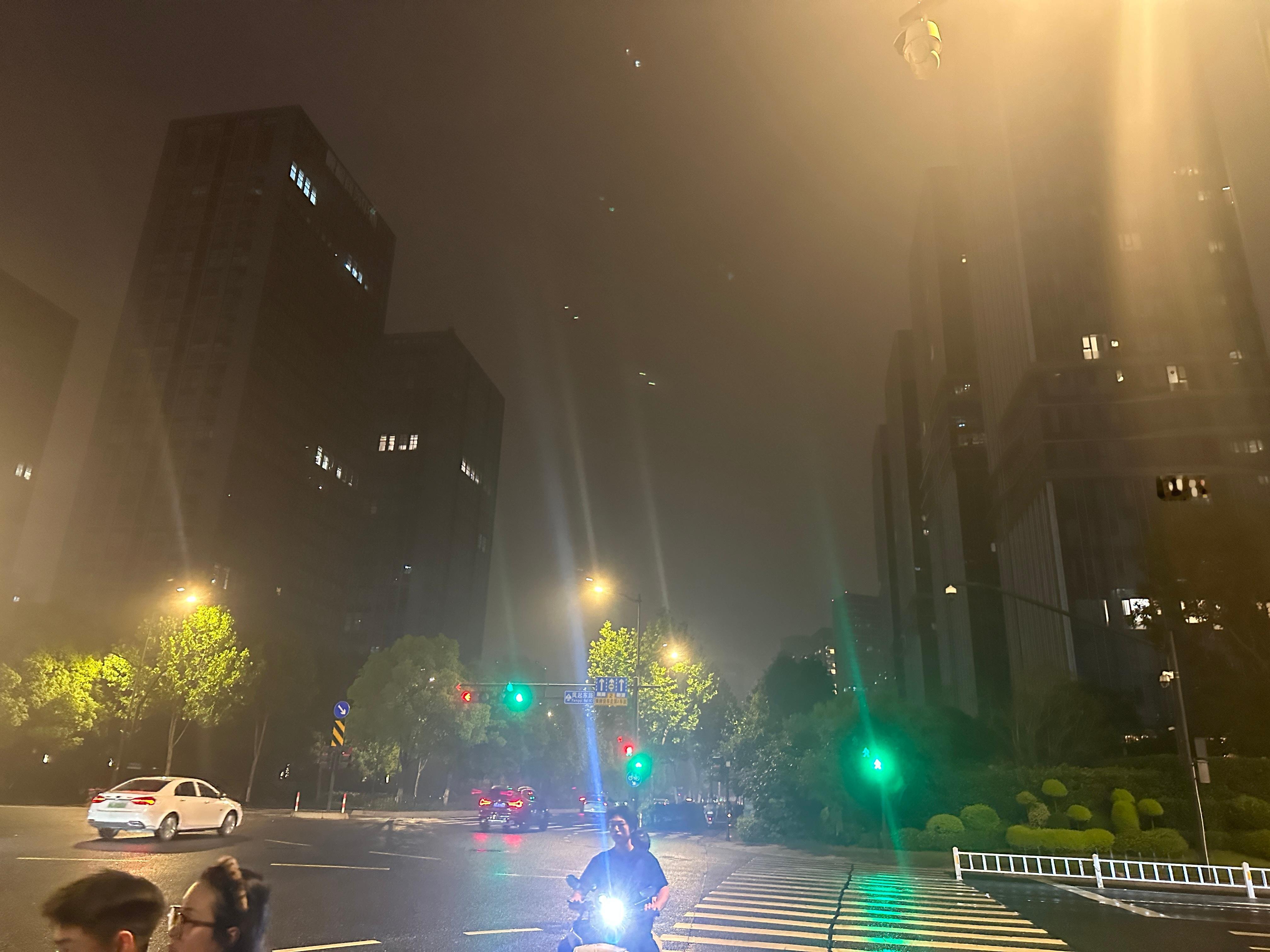 看这雾蒙蒙的天气，冒雨徒步中🌠 