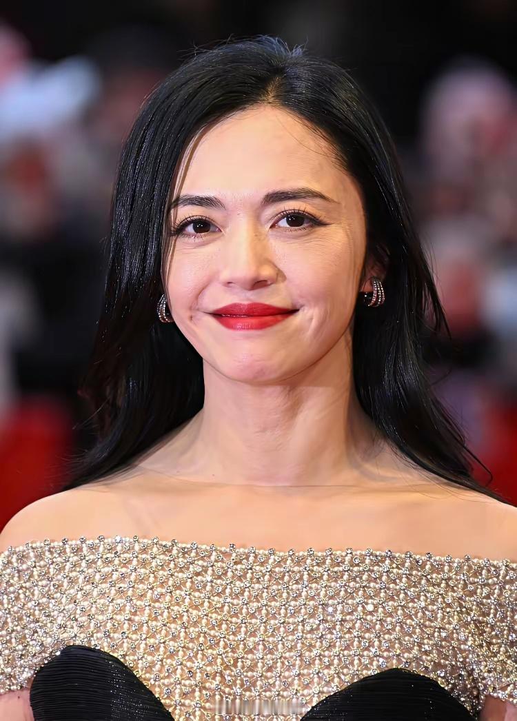 仔细看姚晨的长相越看越奇怪！不是因为她嘴巴大，也不是因为长的不够漂亮，而是她这张