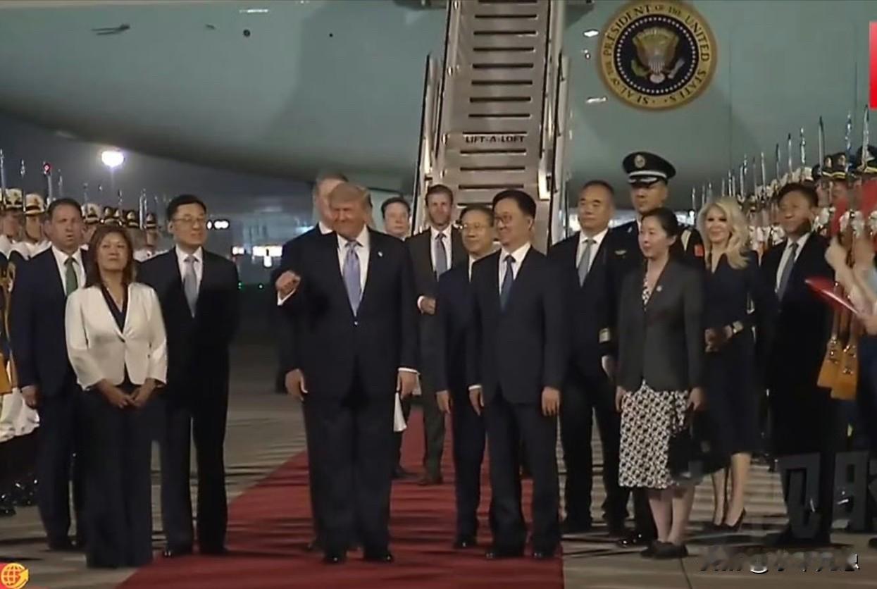 感觉特朗普就喜欢大排场
网友：自信一点，把感觉去掉[狗头]

你看他一下飞机
嘴