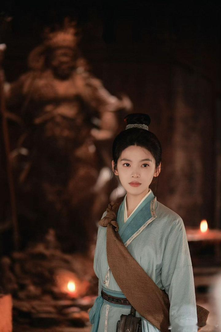 章若楠武侠女主气质章若楠妆造 章若楠的脸本来就偏甜，演武侠女主确实需要妆造加持，