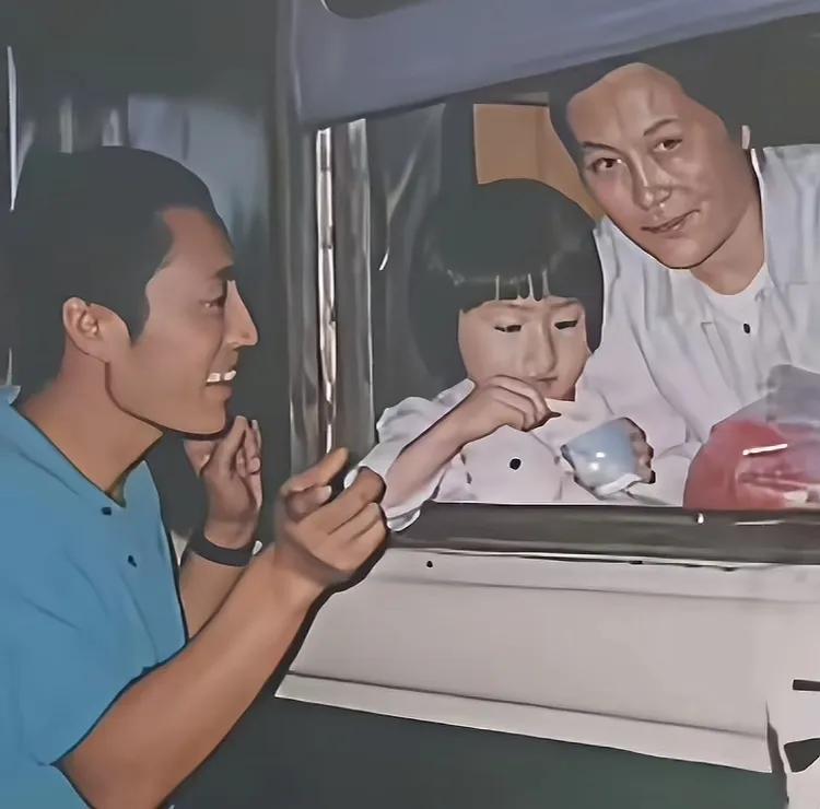 左边这个男人是张艺谋吧？