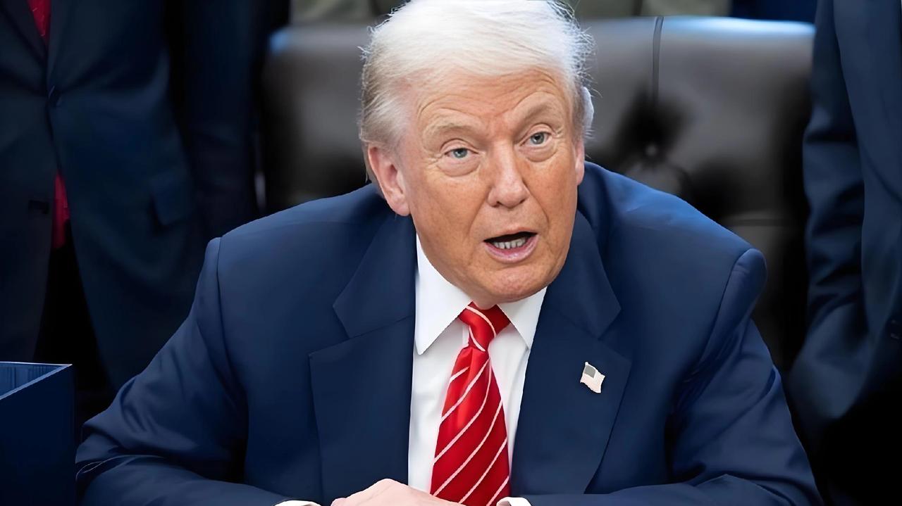 特朗普夸中国制造业？别被他的“糖衣炮弹”骗了！这老狐狸在埋雷！
 
特朗普突然当