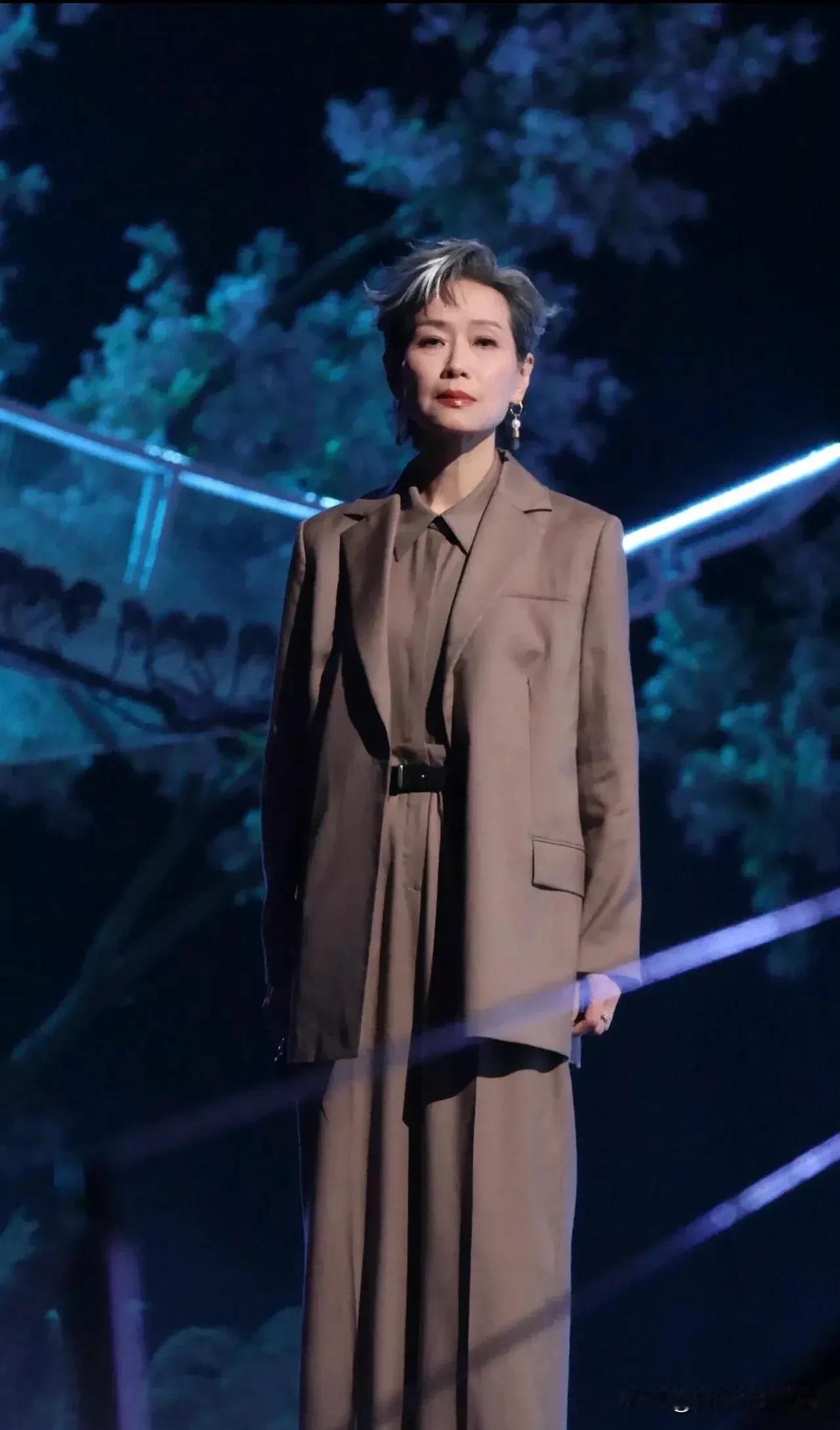 叶童宣布终止新白娘子传奇演唱会巡演。大家注意，是叶童单方面宣布退出，并不是与赵雅