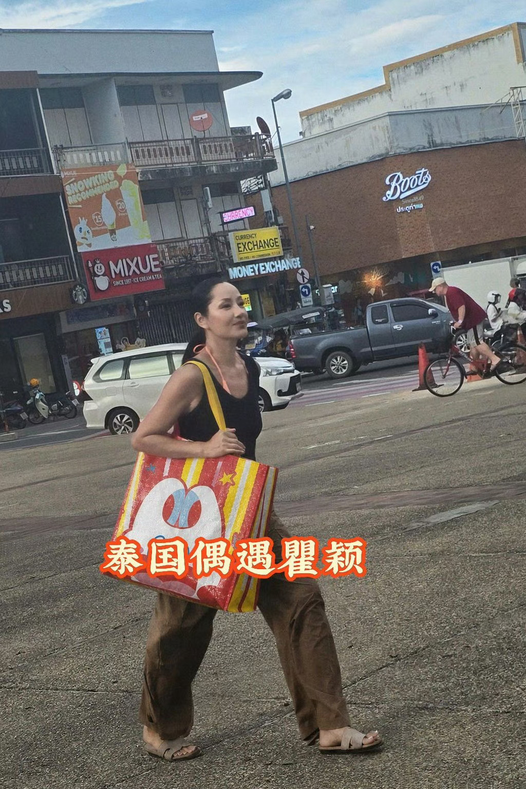 这真的不是什么走秀现场吗？简简单单的穿搭造型感十足！姐的肌肉不是白练的，脸部超紧