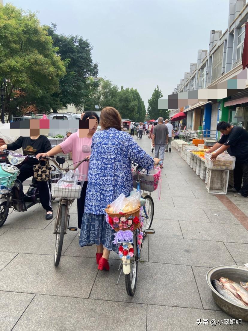 一早晨就看到这么漂亮的女士，浪漫又温馨！姐姐也太会生活了！
把生活过成了一首诗！