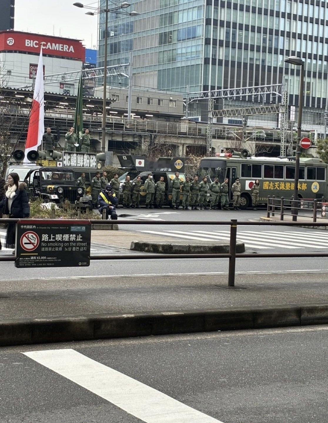 日本极右翼分子已经开始采取行动, 高喊着入侵朝鲜的口号。 ​