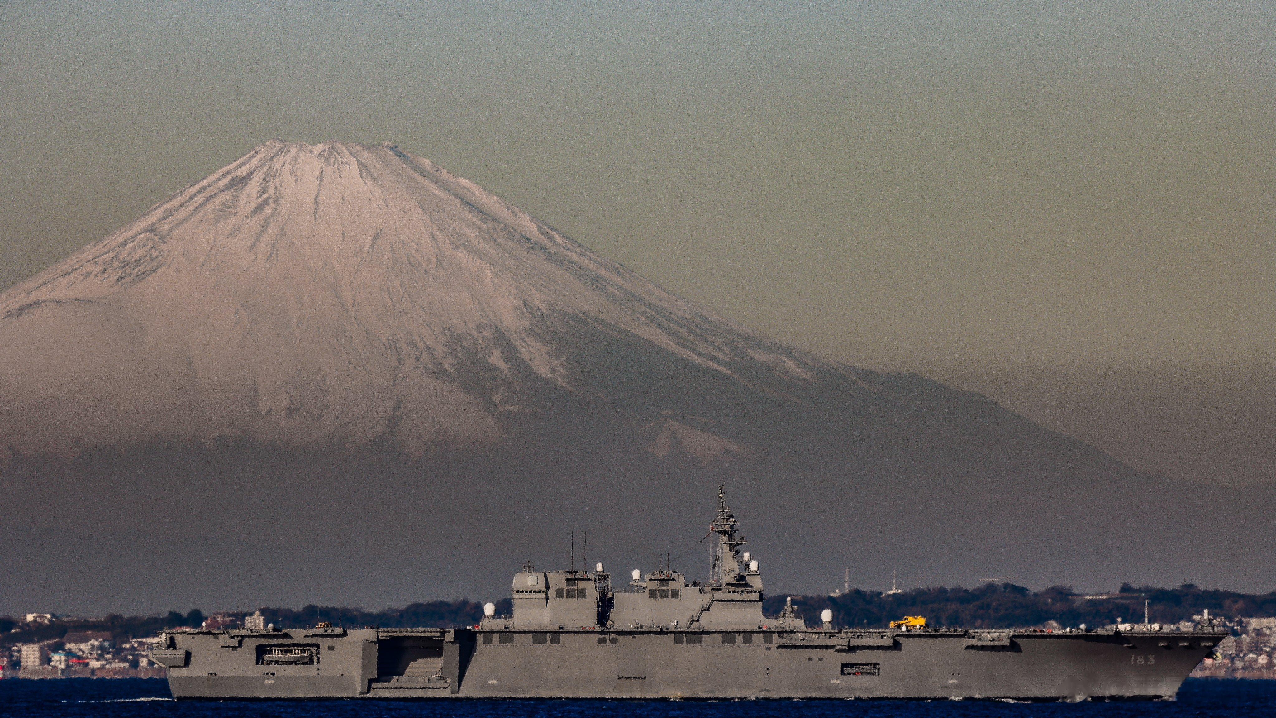 富士山背景的出云舰#武器装备[超话]##海军[超话]# ​​​