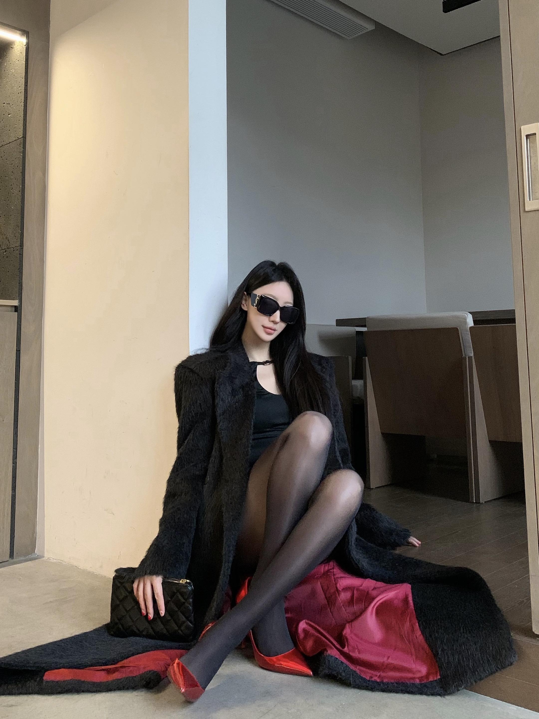 就算我踹你 你也要为我红底高跟鞋买单。