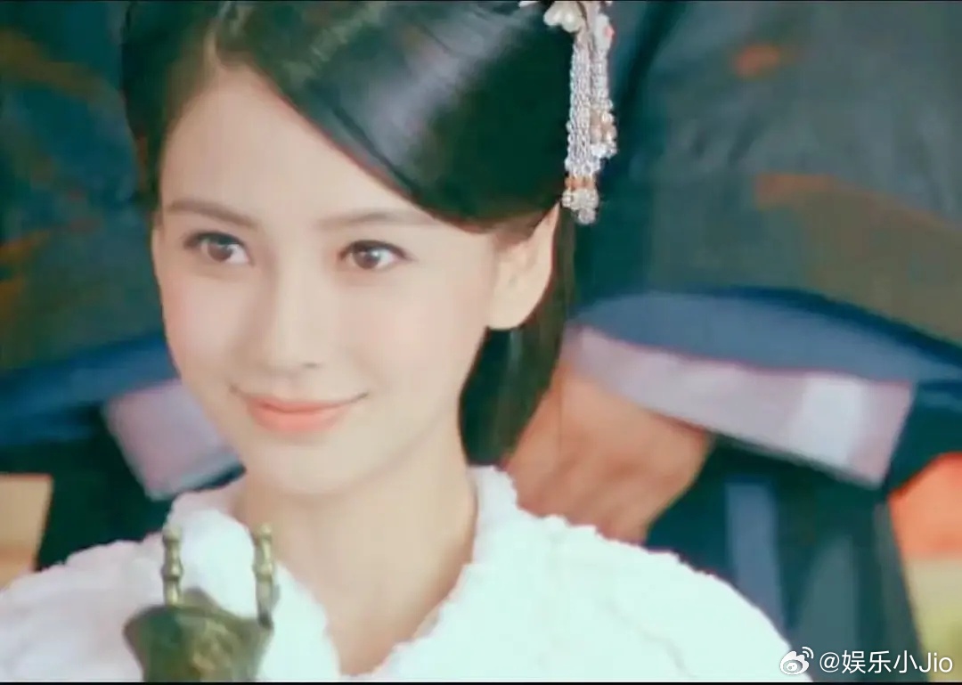 她经常被说不适合古装，但是我觉得她古装真的很好看啊。可端庄，可少女，可明媚……她