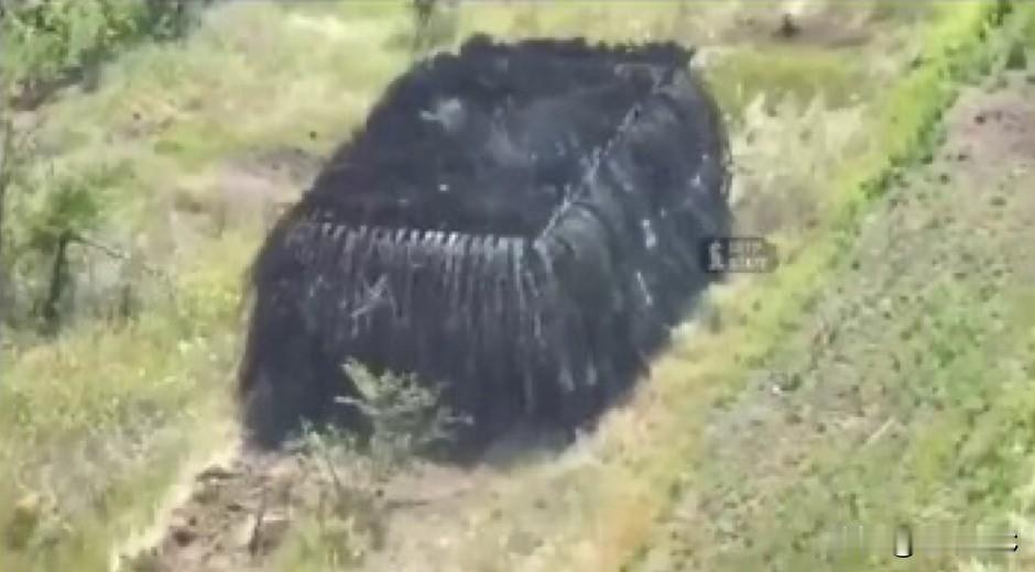 在俄乌战场上，俄罗斯的坦克越来越让人看不懂了。第一次世界大战是壕沟战，第二次大战