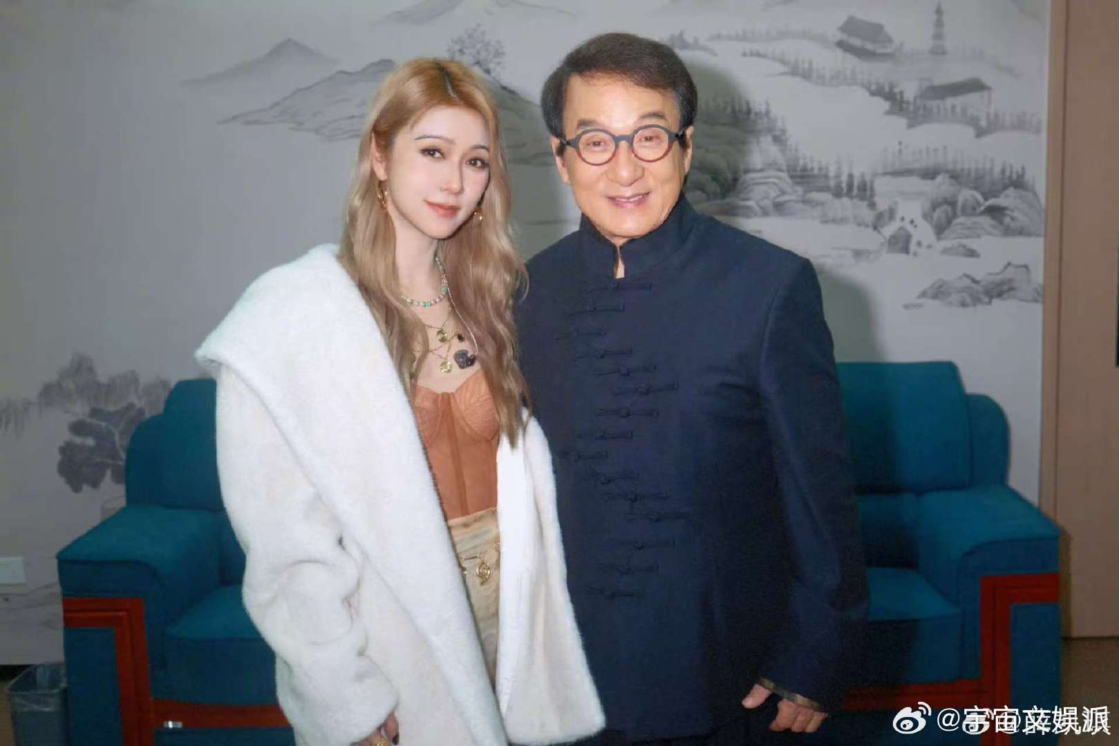 薛凯琪成龙合照薛凯琪配色灵感是晚秋的枫叶 薛凯琪配色灵感是晚秋的枫叶，还晒了和成