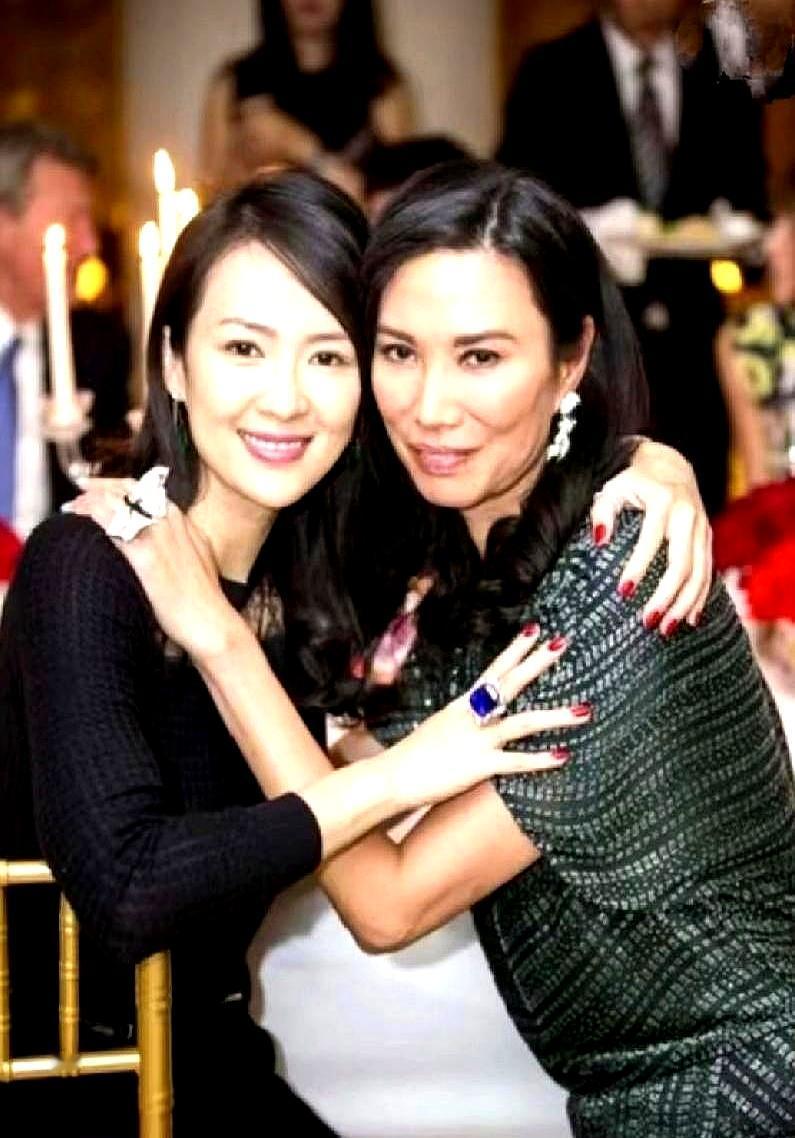 照片发出来那刻，网上所有看客都挨了一记响亮的耳光。
都猜她们早掰了？
邓文迪系着