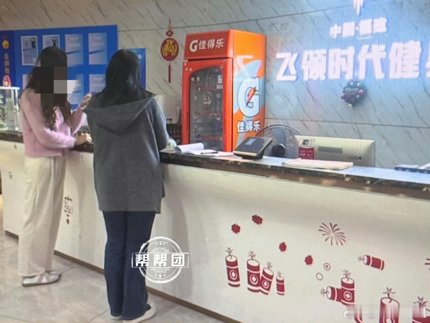 福建一健身房收上万元转课费迟迟不退款    【女子在飞领时代健身房买私教课，花费