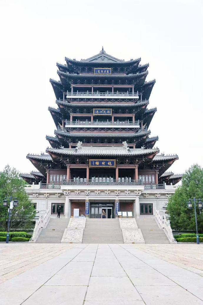 济南还是太宝藏了既有大明湖、趵突泉的诗意，又有老商埠、夜市的烟火，济南兼顾古韵与