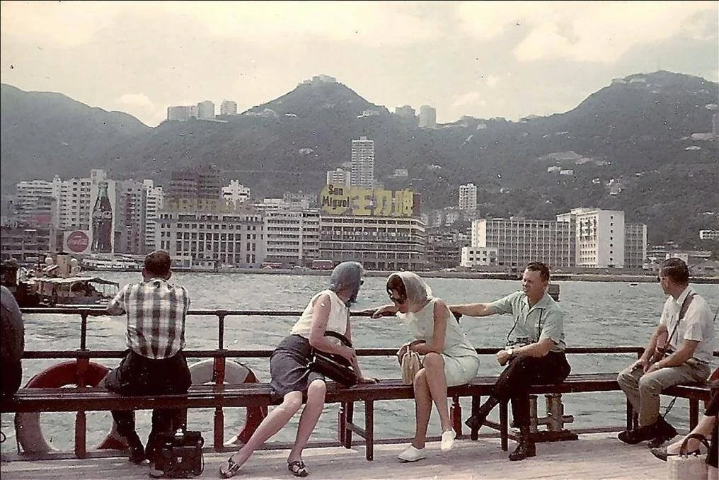 1966，香港湾仔的外国游客们。